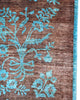 Tappeto moderno 242x180 cm Persia con fondo marrone e motivi floreali turchesi, annodato a mano in lana e cotone.