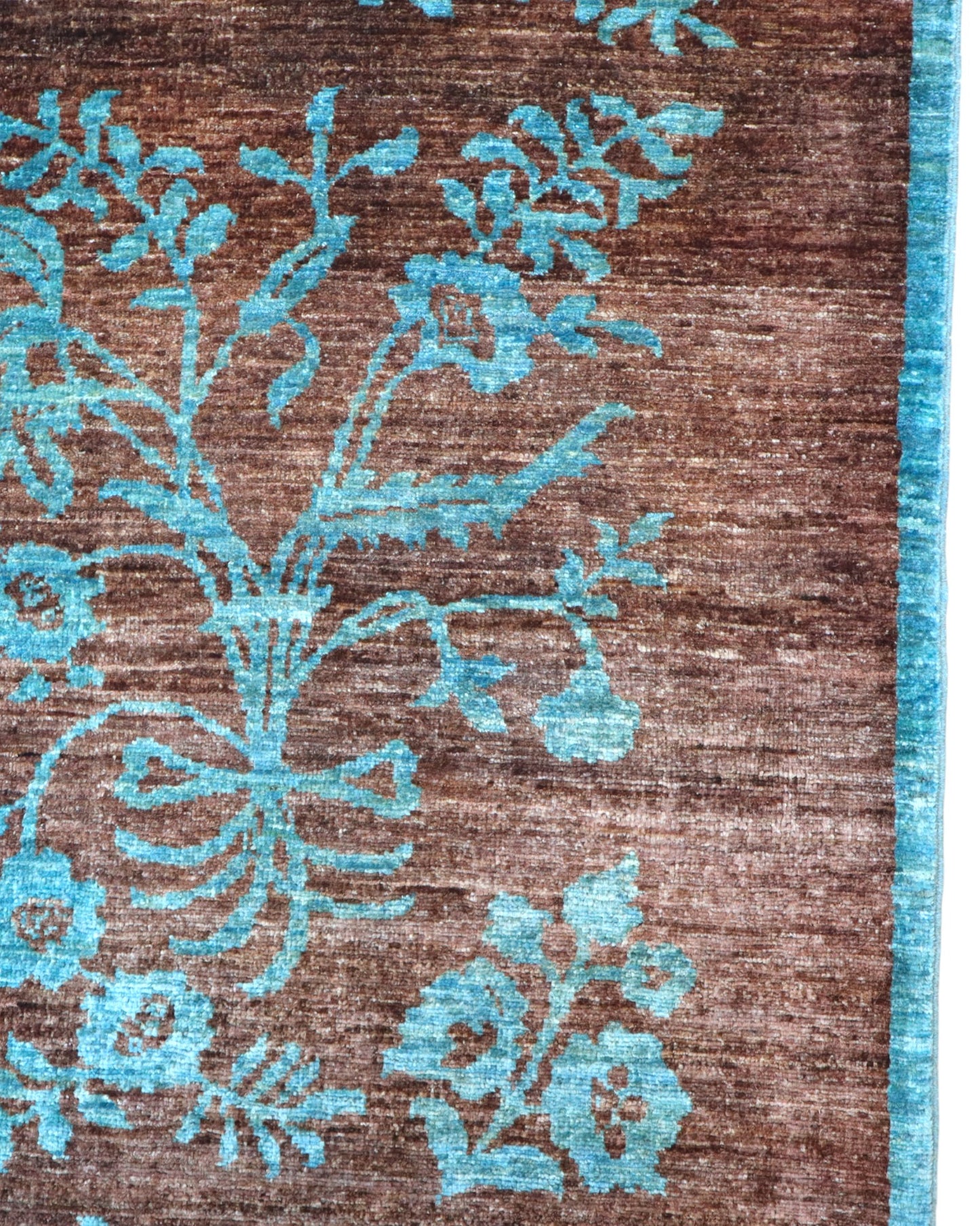 Tappeto moderno 242x180 cm Persia con fondo marrone e motivi floreali turchesi, annodato a mano in lana e cotone.