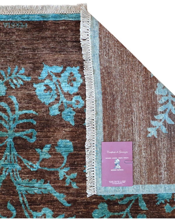 Tappeto moderno 242x180 cm Persia con fondo marrone e motivi floreali turchesi, annodato a mano in lana e cotone.