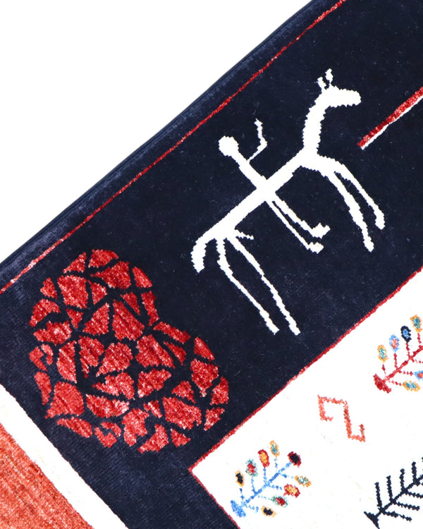 Tappeto moderno 236x182 cm Persia con fondo chiaro e motivi figurativi multicolore, cornice scura con decorazioni rosse, annodato a mano in lana e cotone.