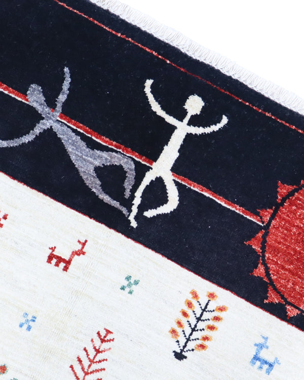 Tappeto moderno 236x182 cm Persia con fondo chiaro e motivi figurativi multicolore, cornice scura con decorazioni rosse, annodato a mano in lana e cotone.