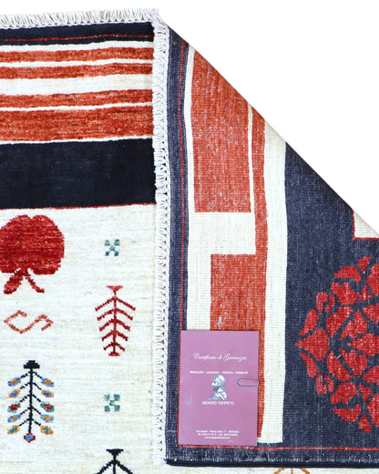 Tappeto moderno 236x182 cm Persia con fondo chiaro e motivi figurativi multicolore, cornice scura con decorazioni rosse, annodato a mano in lana e cotone.