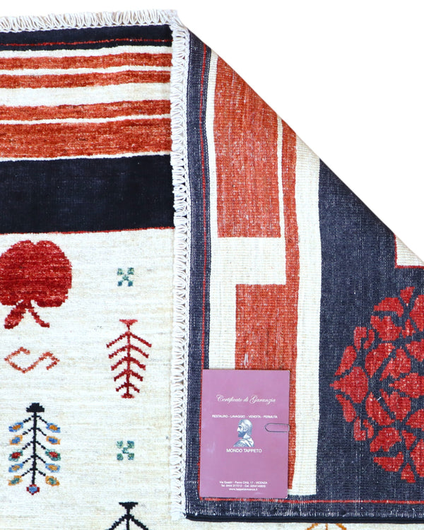 Tappeto moderno 236x182 cm Persia con fondo chiaro e motivi figurativi multicolore, cornice scura con decorazioni rosse, annodato a mano in lana e cotone.