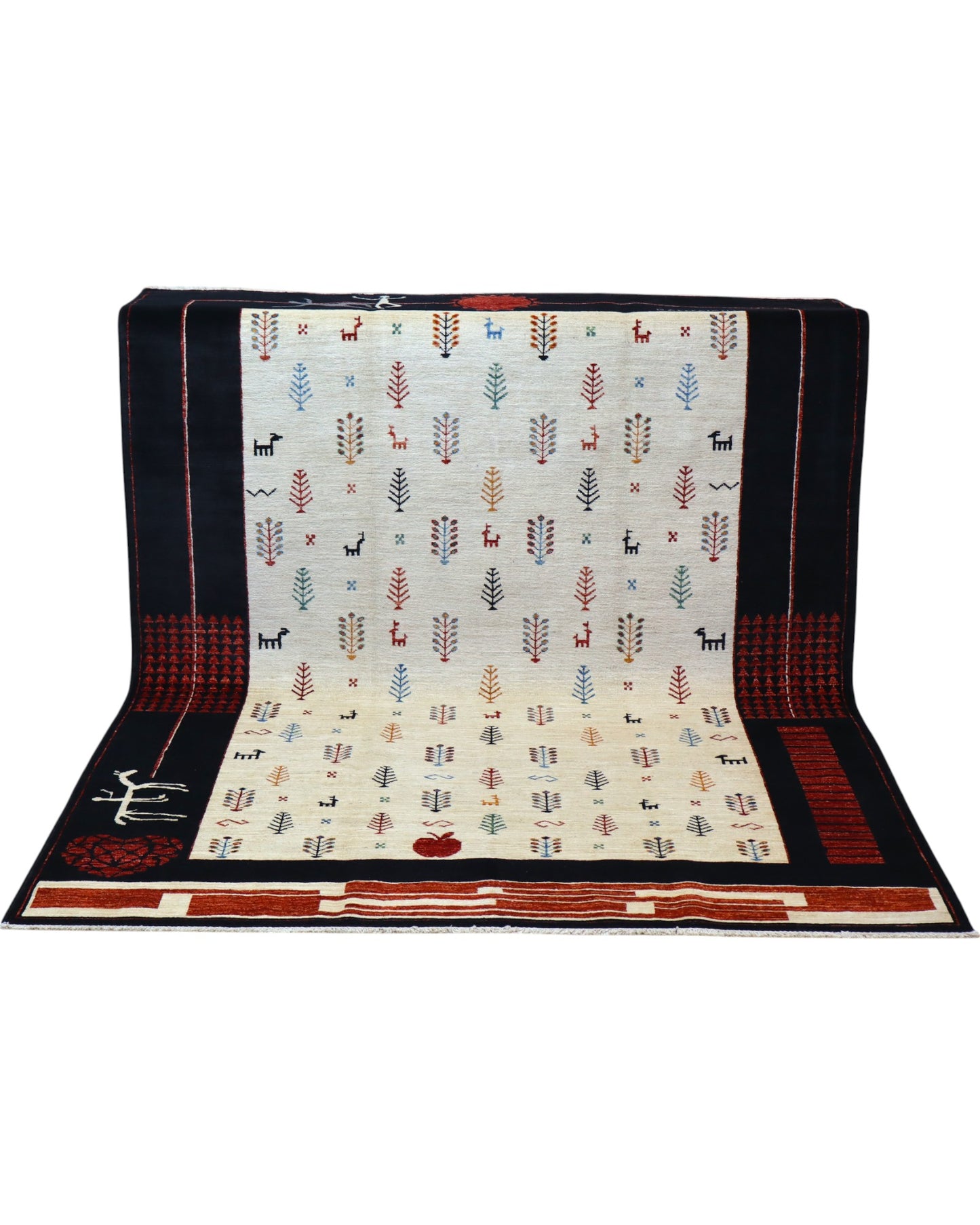 Tappeto moderno 236x182 cm Persia con fondo chiaro e motivi figurativi multicolore, cornice scura con decorazioni rosse, annodato a mano in lana e cotone.