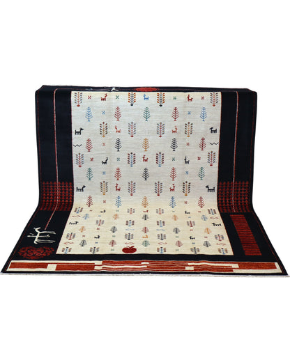 Tappeto moderno 236x182 cm Persia con fondo chiaro e motivi figurativi multicolore, cornice scura con decorazioni rosse, annodato a mano in lana e cotone.