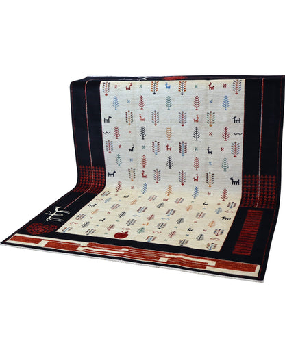 Tappeto moderno 236x182 cm Persia con fondo chiaro e motivi figurativi multicolore, cornice scura con decorazioni rosse, annodato a mano in lana e cotone.