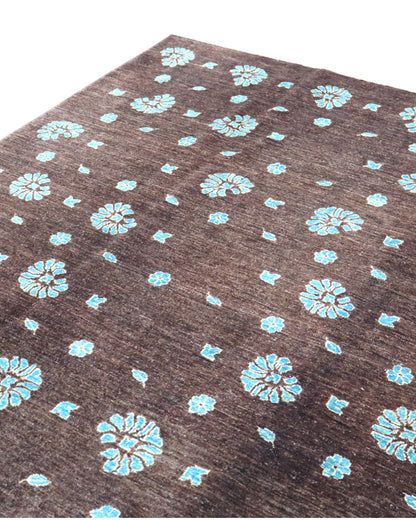 Tappeto moderno 240x174 cm con fondo marrone e motivi floreali azzurri, annodato a mano in lana e cotone, provenienza Persia.