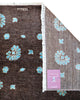 Tappeto moderno 240x174 cm con fondo marrone e motivi floreali azzurri, annodato a mano in lana e cotone, provenienza Persia.