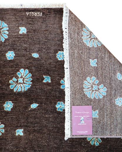 Tappeto moderno 240x174 cm con fondo marrone e motivi floreali azzurri, annodato a mano in lana e cotone, provenienza Persia.