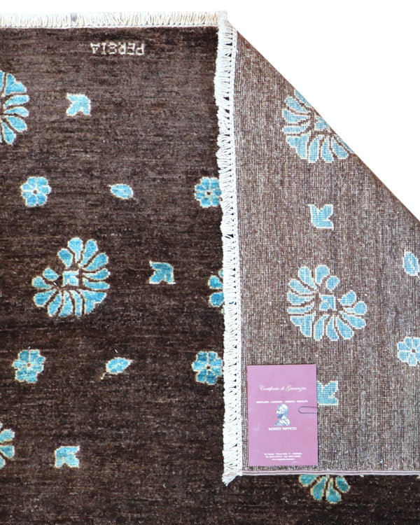 Tappeto moderno 240x174 cm con fondo marrone e motivi floreali azzurri, annodato a mano in lana e cotone, provenienza Persia.
