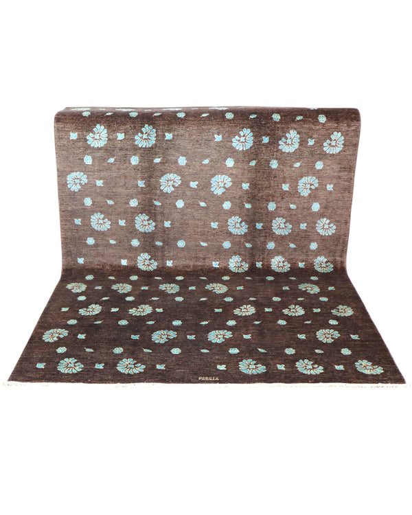 Tappeto moderno 240x174 cm con fondo marrone e motivi floreali azzurri, annodato a mano in lana e cotone, provenienza Persia.