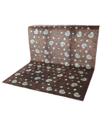 Tappeto moderno 240x174 cm con fondo marrone e motivi floreali azzurri, annodato a mano in lana e cotone, provenienza Persia.