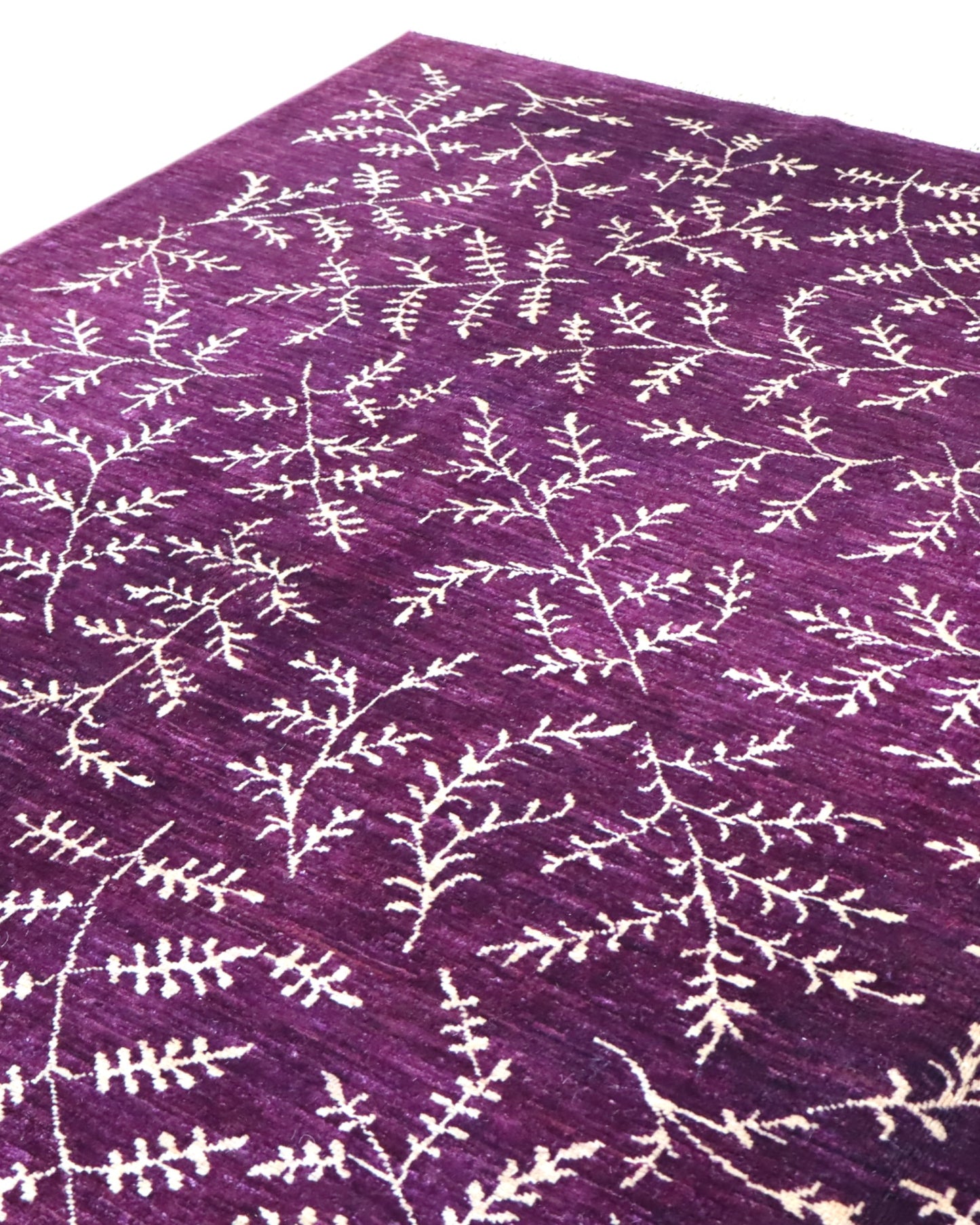 Tappeto moderno 237x177 cm con fondo viola e motivi floreali ramificati in avorio, annodato a mano in lana e cotone, provenienza Persia.