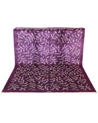 Tappeto moderno 237x177 cm con fondo viola e motivi floreali ramificati in avorio, annodato a mano in lana e cotone, provenienza Persia.