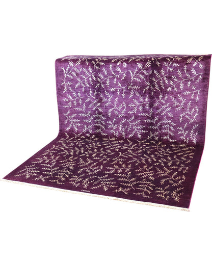Tappeto moderno 237x177 cm con fondo viola e motivi floreali ramificati in avorio, annodato a mano in lana e cotone, provenienza Persia.