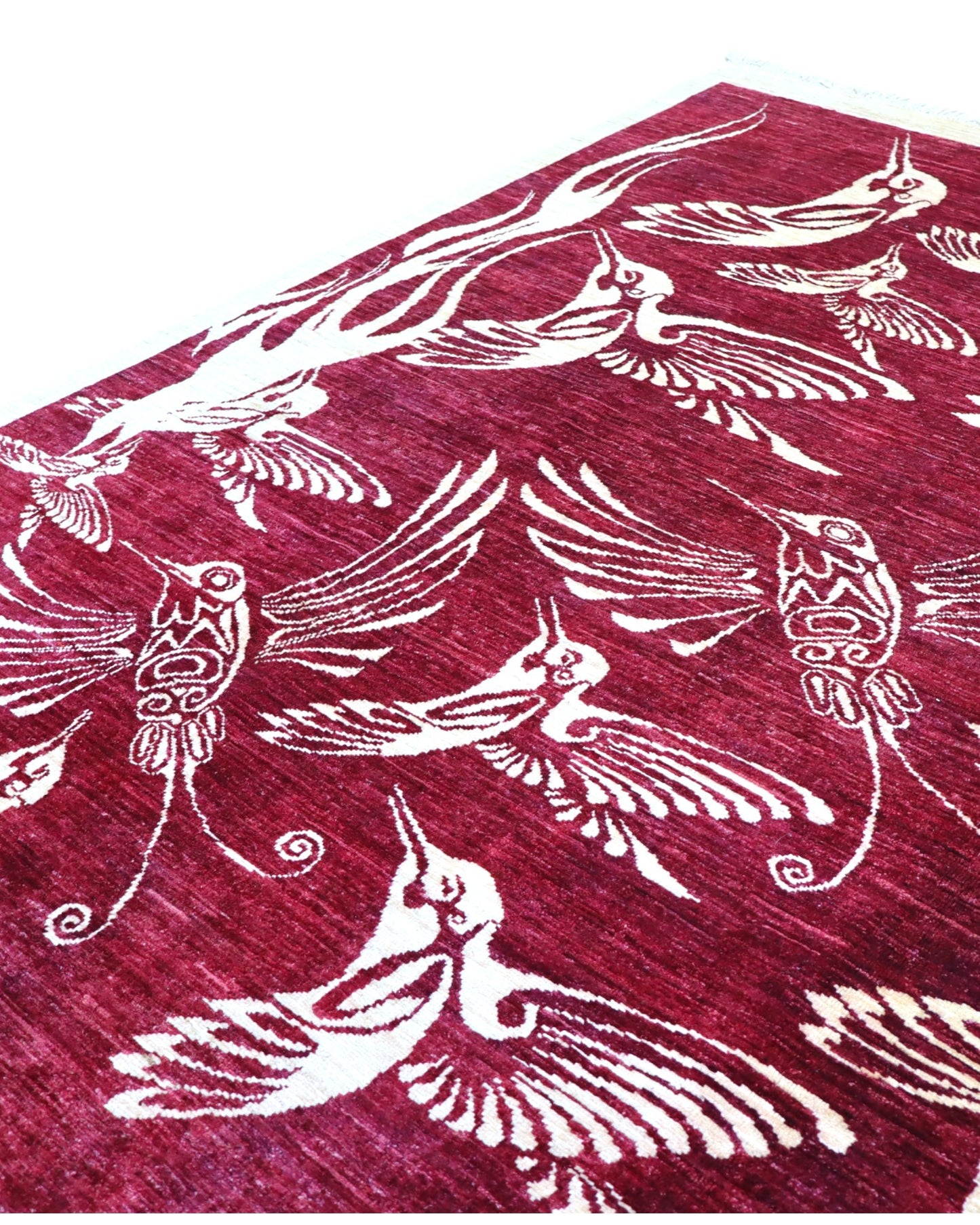 Tappeto moderno 233x177 cm Persia con fondo bordeaux e motivi di uccelli in avorio, annodato a mano in lana e cotone.