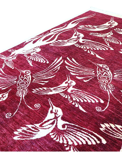 Tappeto moderno 233x177 cm Persia con fondo bordeaux e motivi di uccelli in avorio, annodato a mano in lana e cotone.