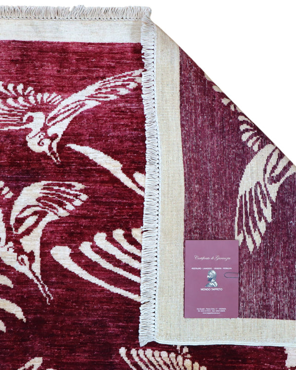 Tappeto moderno 233x177 cm Persia con fondo bordeaux e motivi di uccelli in avorio, annodato a mano in lana e cotone.