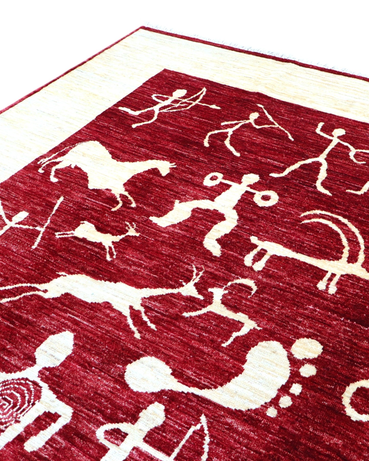 Tappeto moderno 228x183 cm Persia con fondo bordeaux, figure stilizzate avorio e cornice beige, annodato a mano in lana e cotone.