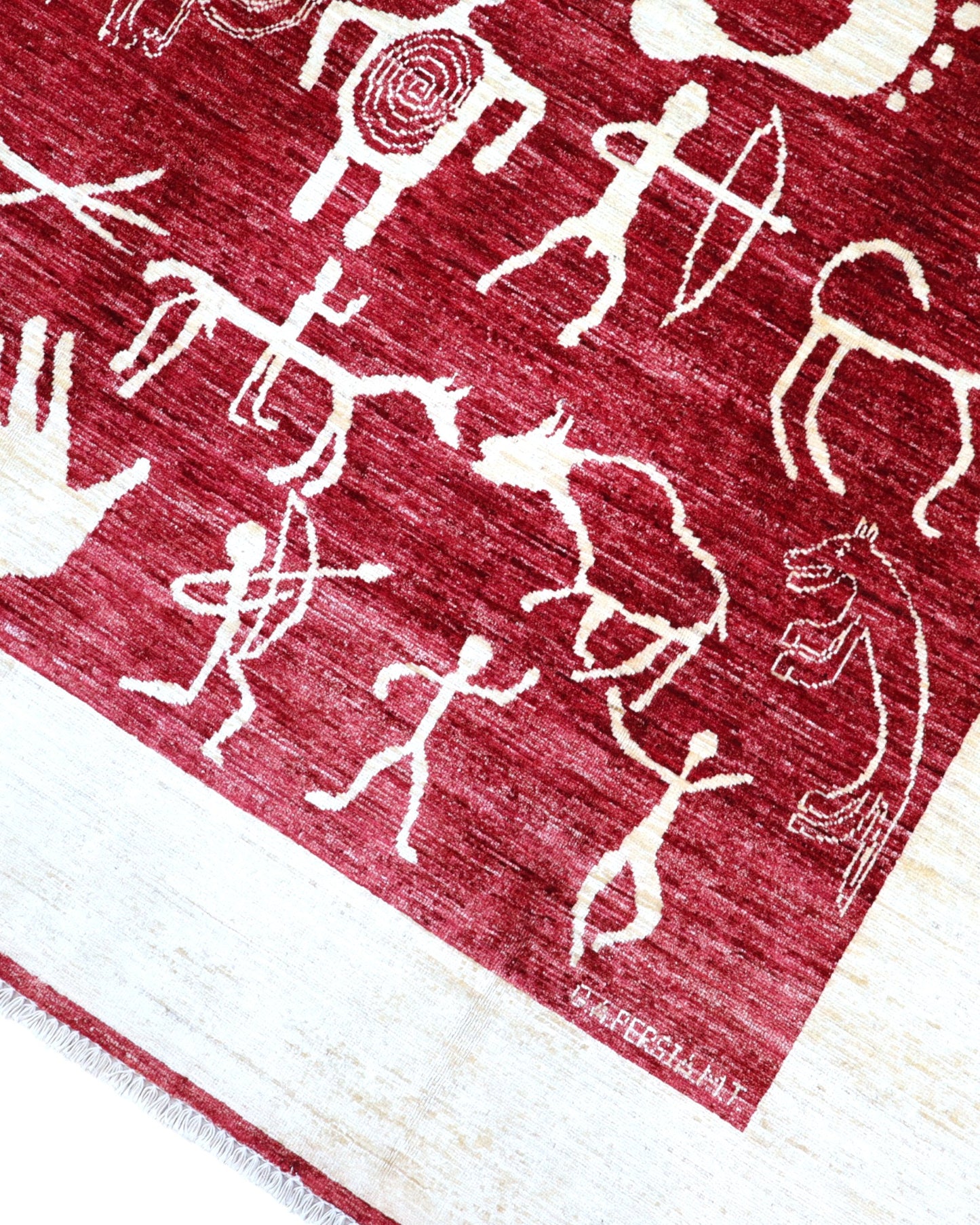 Tappeto moderno 228x183 cm Persia con fondo bordeaux, figure stilizzate avorio e cornice beige, annodato a mano in lana e cotone.