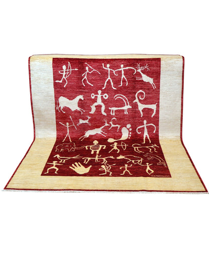 Tappeto moderno 228x183 cm Persia con fondo bordeaux, figure stilizzate avorio e cornice beige, annodato a mano in lana e cotone.