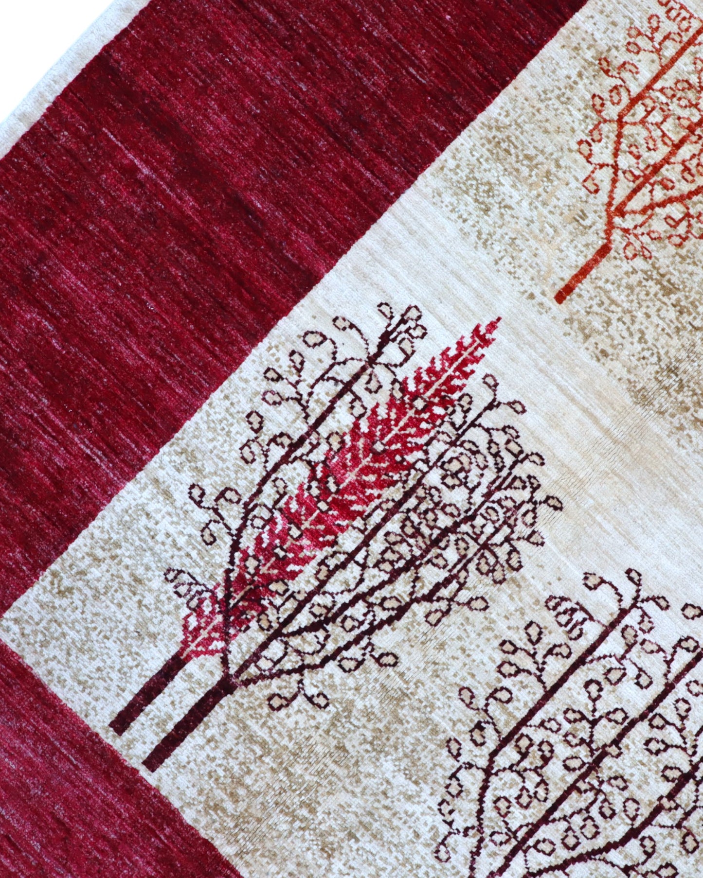 Tappeto moderno 226x186 cm Persia con fondo bordeaux e alberi stilizzati in rosso e marrone, annodato a mano in lana e cotone.