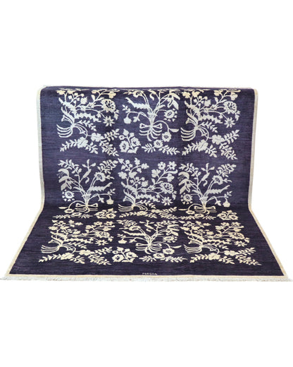 Tappeto moderno 228x176 cm Persia con fondo blu e motivi floreali avorio, annodato a mano in lana e cotone.