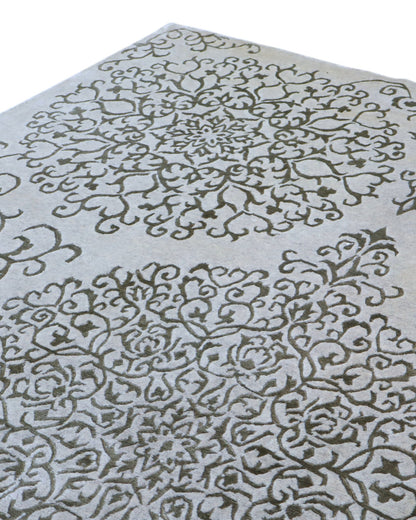 Tappeto moderno 235x177 cm Persia con fondo beige e motivi ornamentali ton sur ton, annodato a mano in lana e cotone.