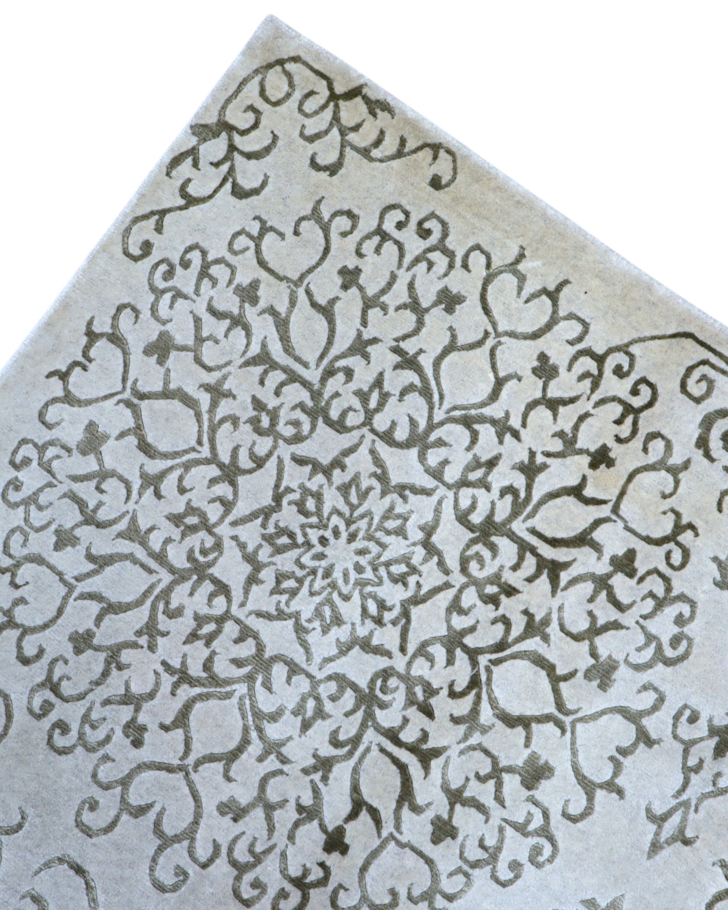 Tappeto moderno 235x177 cm Persia con fondo beige e motivi ornamentali ton sur ton, annodato a mano in lana e cotone.