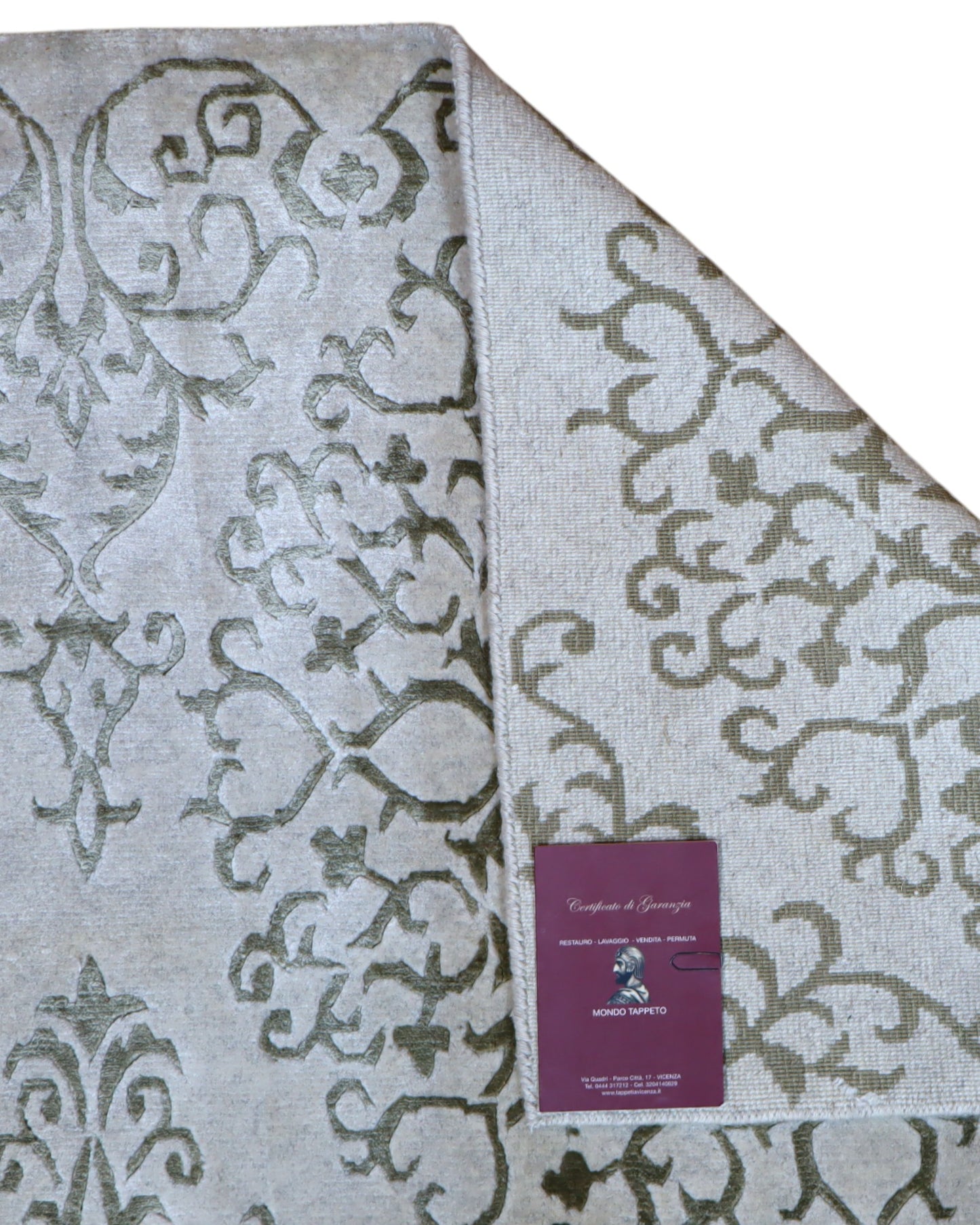 Tappeto moderno 235x177 cm Persia con fondo beige e motivi ornamentali ton sur ton, annodato a mano in lana e cotone.