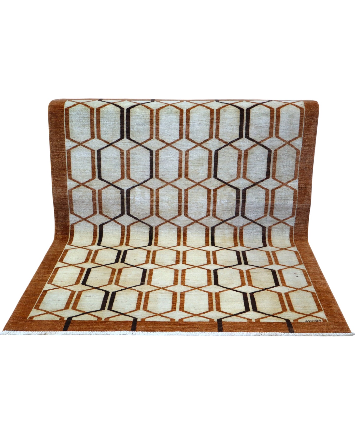 Tappeto moderno persiano rettangolare 227x180 cm con fondo beige e motivi geometrici marrone e nero, annodato a mano in lana e cotone.