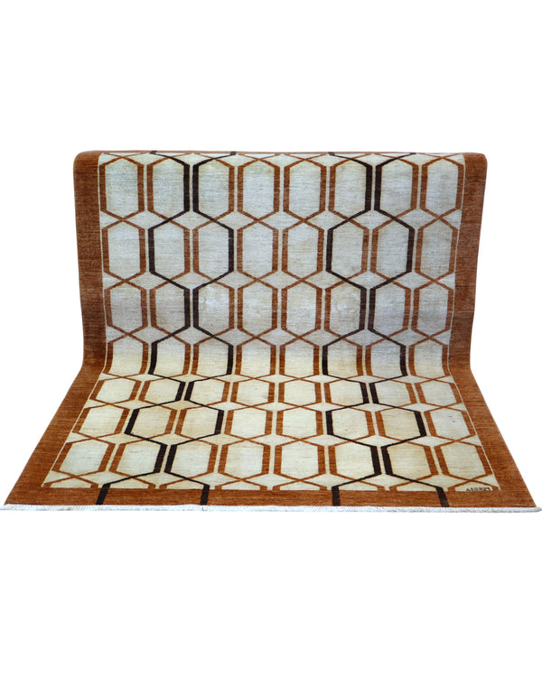 Tappeto moderno persiano rettangolare 227x180 cm con fondo beige e motivi geometrici marrone e nero, annodato a mano in lana e cotone.