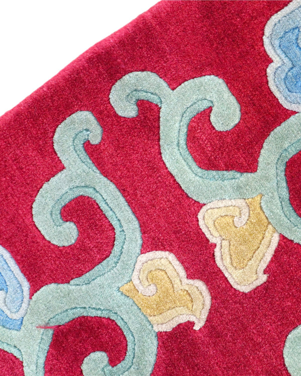 Tappeto tibetano annodato a mano 232x153cm con motivi floreali stilizzati multicolore su fondo bordeaux.