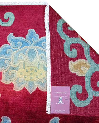 Tappeto tibetano annodato a mano 232x153cm con motivi floreali stilizzati multicolore su fondo bordeaux.