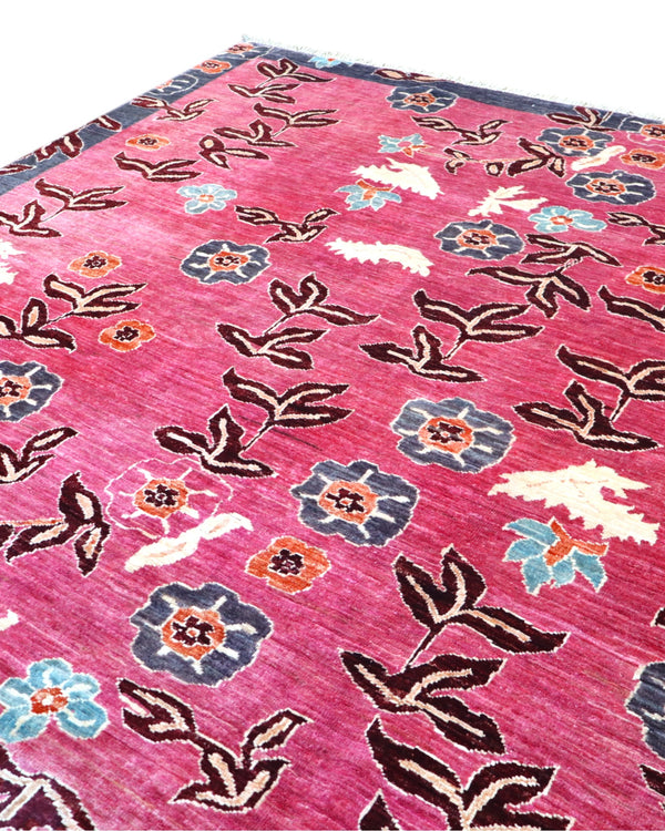 Tappeto moderno 234x176 cm con fondo rosa e motivi floreali in blu, verde e avorio, tramato ed annodato a mano, provenienza Afghanistan.