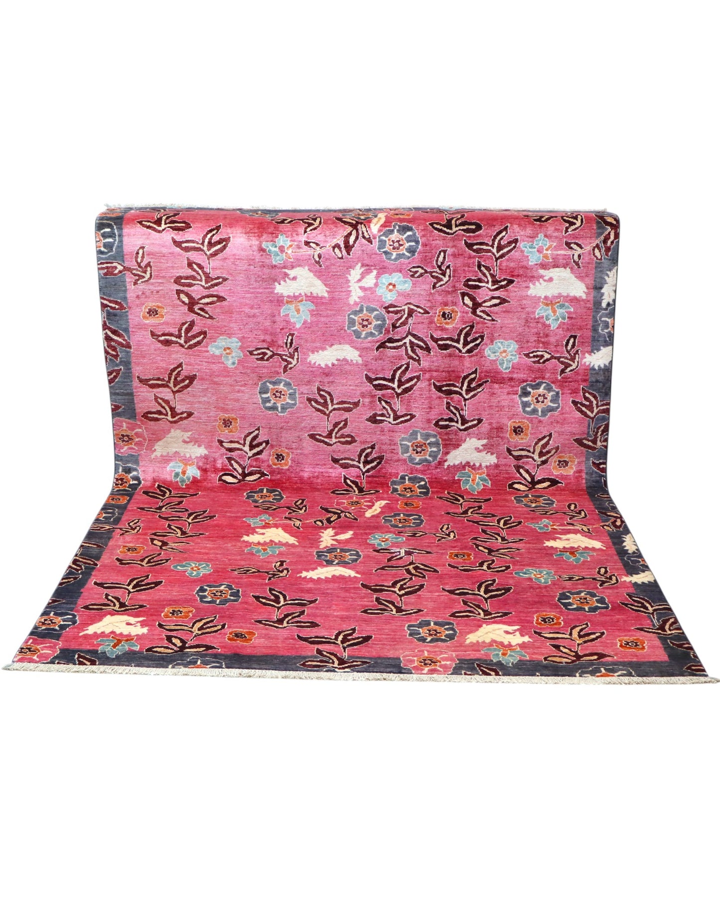 Tappeto moderno 234x176 cm con fondo rosa e motivi floreali in blu, verde e avorio, tramato ed annodato a mano, provenienza Afghanistan.