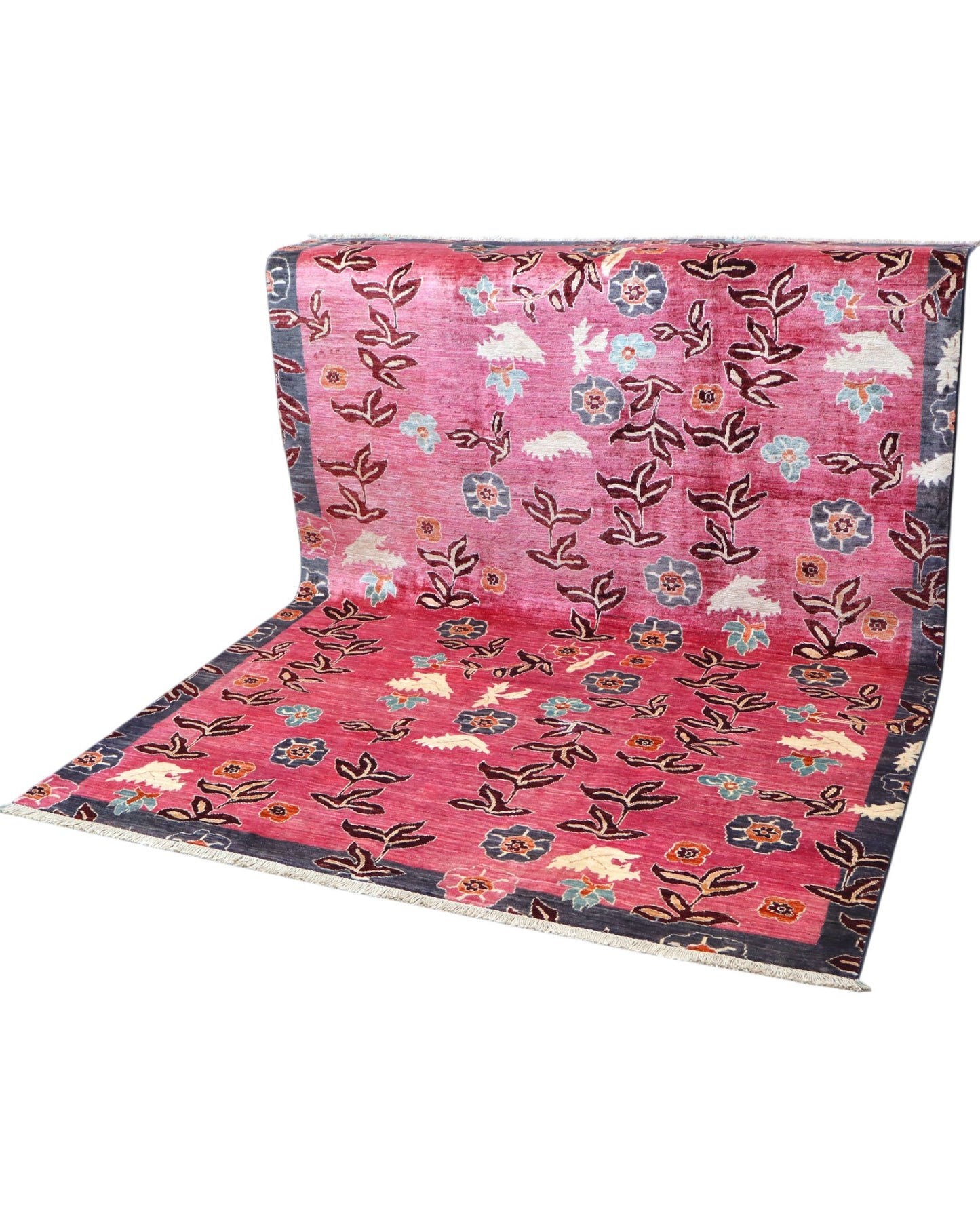 Tappeto moderno 234x176 cm con fondo rosa e motivi floreali in blu, verde e avorio, tramato ed annodato a mano, provenienza Afghanistan.