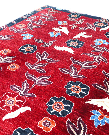 Tappeto moderno 247x180 cm con fondo bordeaux e motivi floreali stilizzati, annodato a mano in lana e cotone, provenienza Afghanistan.