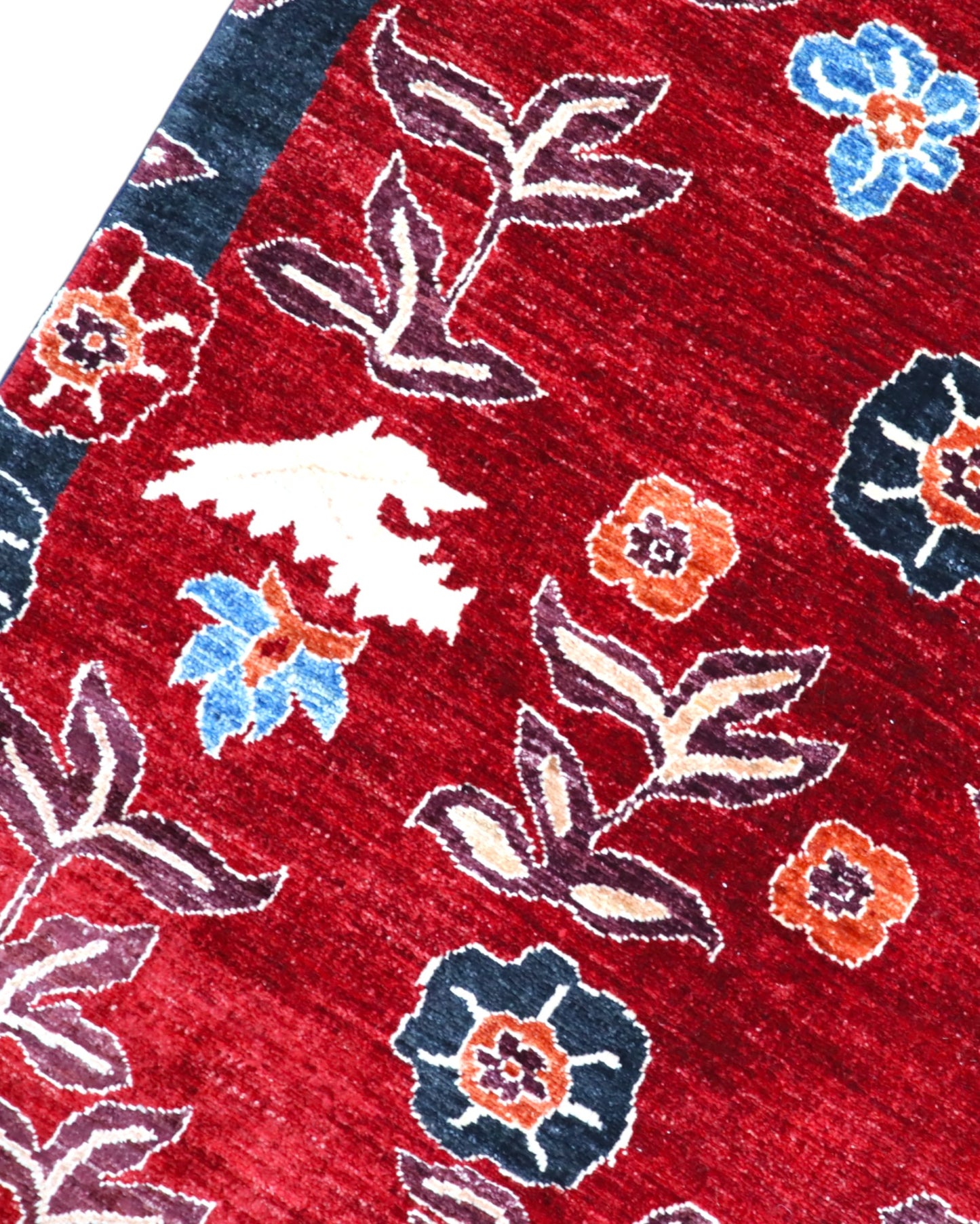 Tappeto moderno 247x180 cm con fondo bordeaux e motivi floreali stilizzati, annodato a mano in lana e cotone, provenienza Afghanistan.