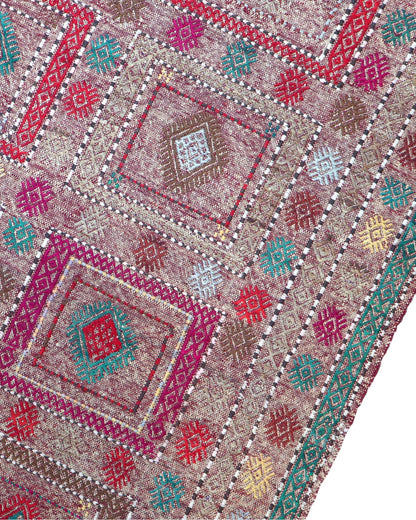 Tappeto kilim armeno 265x175 cm con fondo naturale e motivi geometrici multicolore, annodato a mano in lana e cotone, provenienza Armenia.