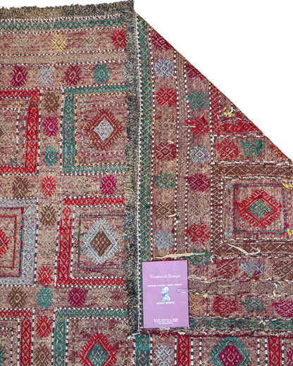 Tappeto kilim armeno 265x175 cm con fondo naturale e motivi geometrici multicolore, annodato a mano in lana e cotone, provenienza Armenia.