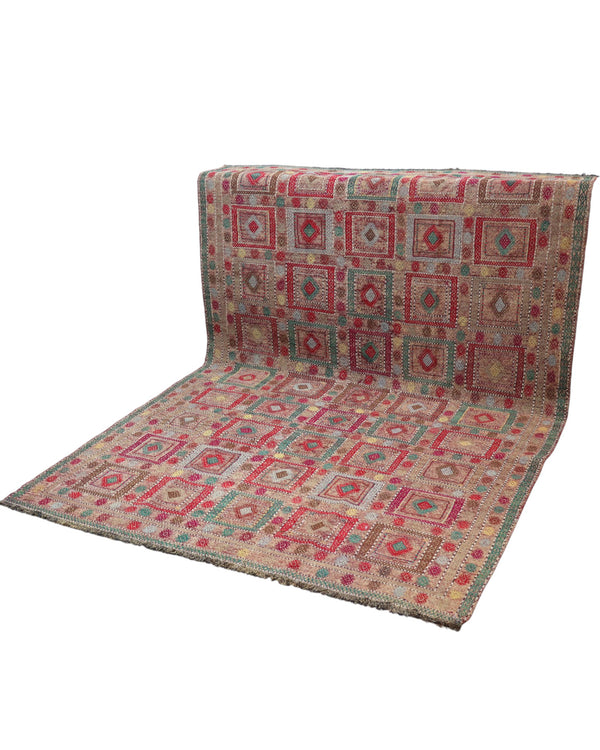 Tappeto kilim armeno 265x175 cm con fondo naturale e motivi geometrici multicolore, annodato a mano in lana e cotone, provenienza Armenia.