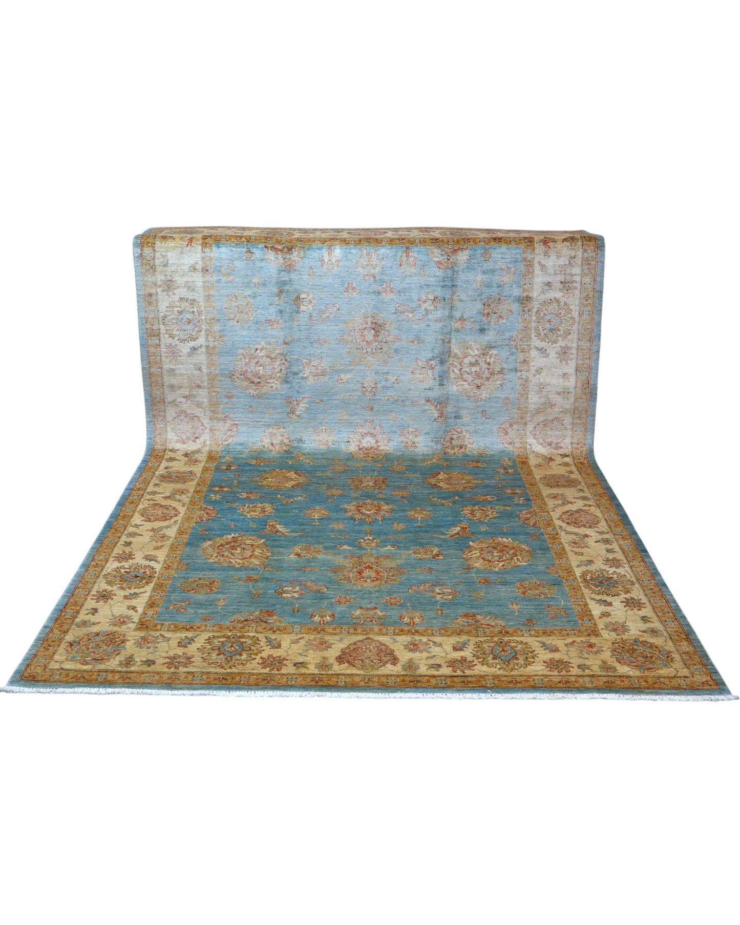 Tappeto Ziegler 298x200 cm con fondo azzurro, motivi floreali beige e oro e bordura chiara decorata, tramato ed annodato a mano, provenienza Afghanistan.