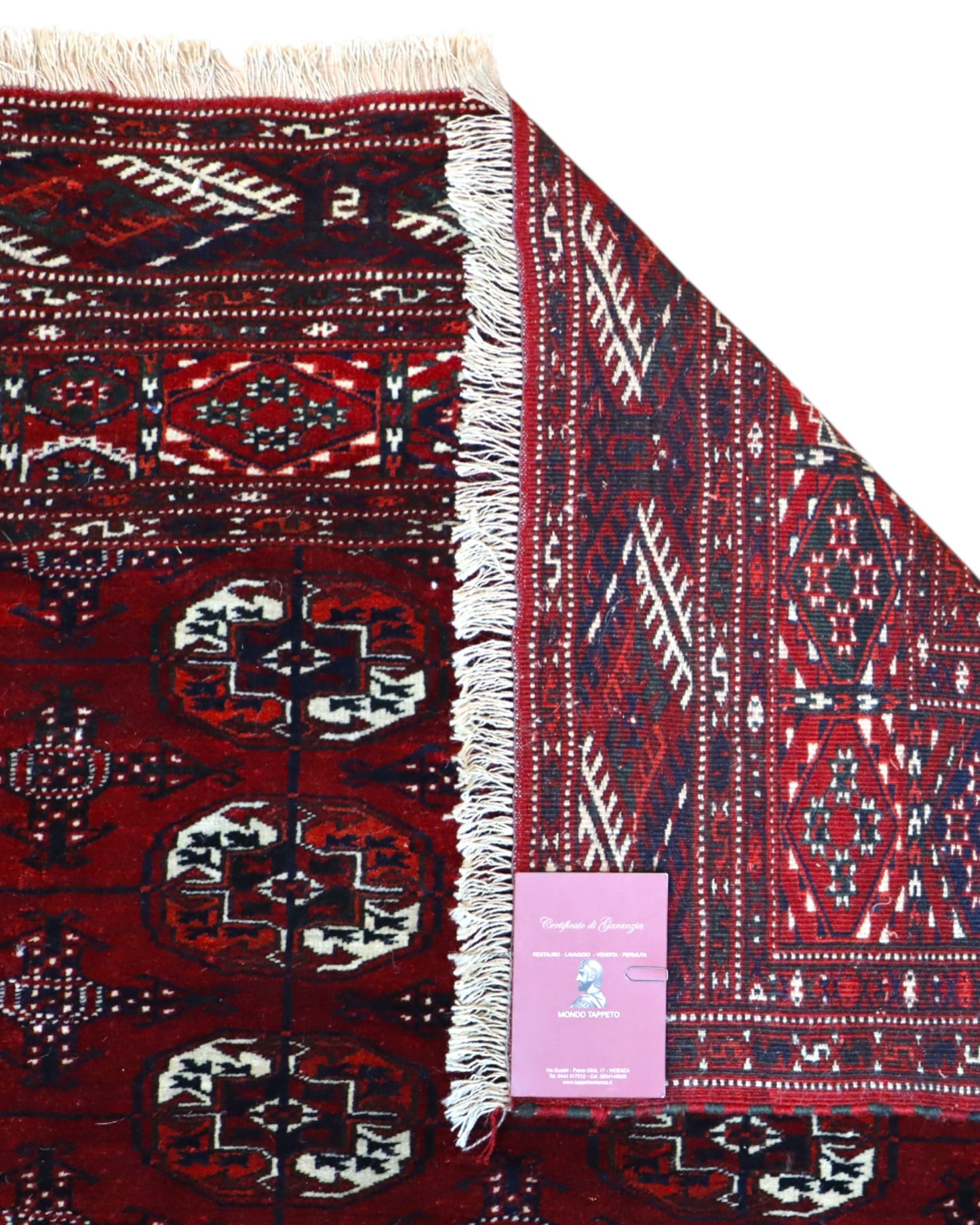 Tappeto Bukhara 324x205 cm con fondo rosso scuro e motivi a gul geometrici in nero, avorio e blu, tramato ed annodato a mano, provenienza Bukhara.