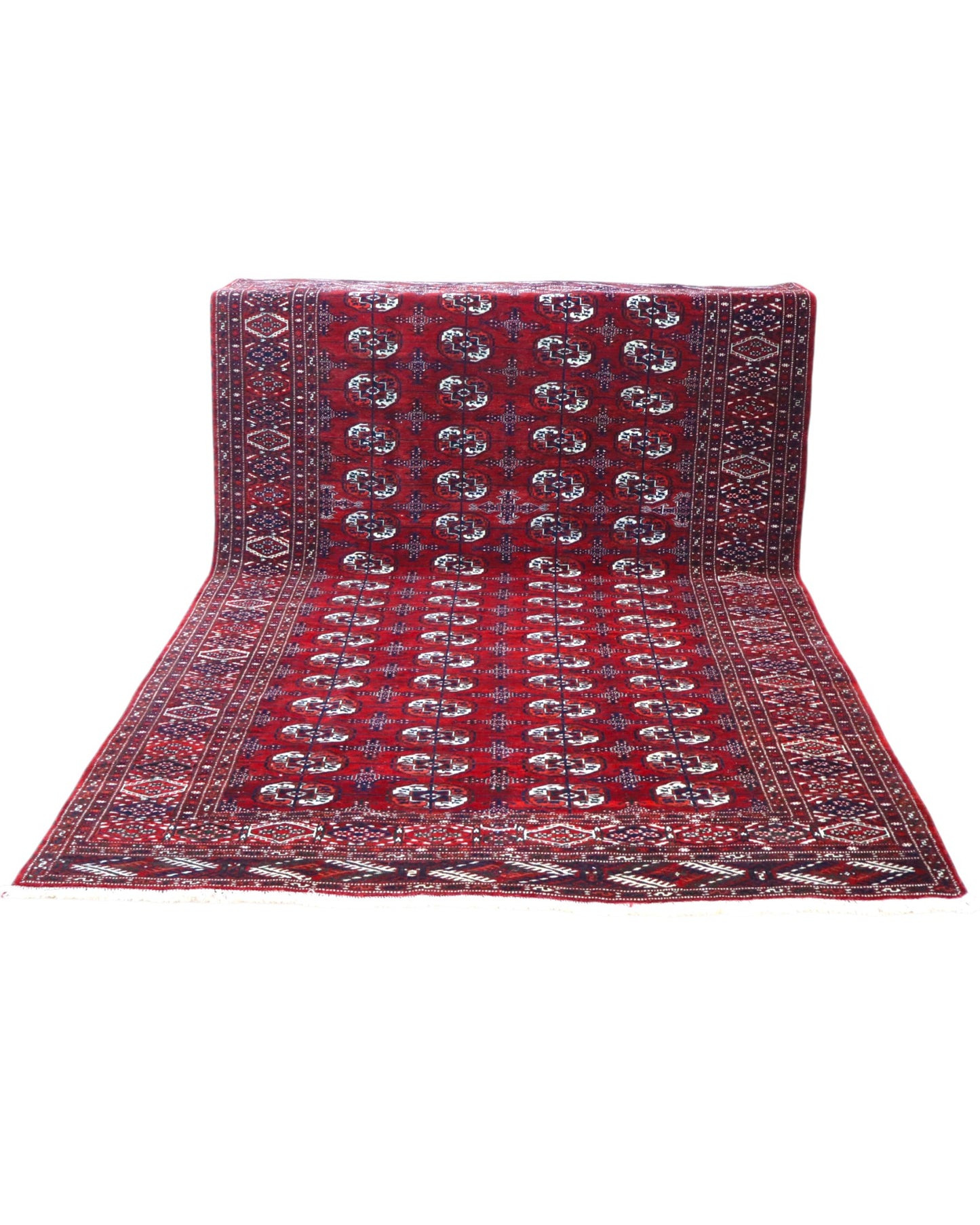 Tappeto Bukhara 324x205 cm con fondo rosso scuro e motivi a gul geometrici in nero, avorio e blu, tramato ed annodato a mano, provenienza Bukhara.