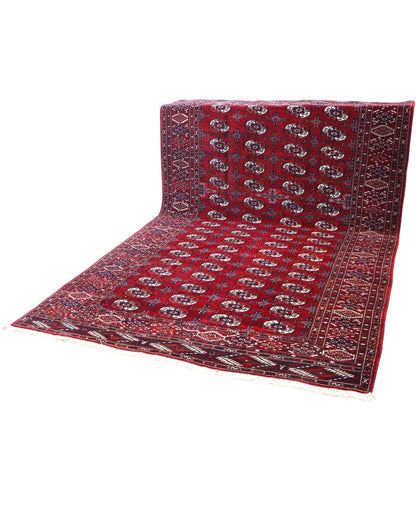 Tappeto Bukhara 324x205 cm con fondo rosso scuro e motivi a gul geometrici in nero, avorio e blu, tramato ed annodato a mano, provenienza Bukhara.