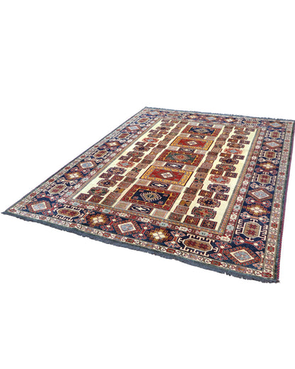 Tappeto Kazak 285x222 cm con fondo chiaro, motivi geometrici multicolore e bordure ricche, tramato ed annodato a mano, provenienza Caucaso.