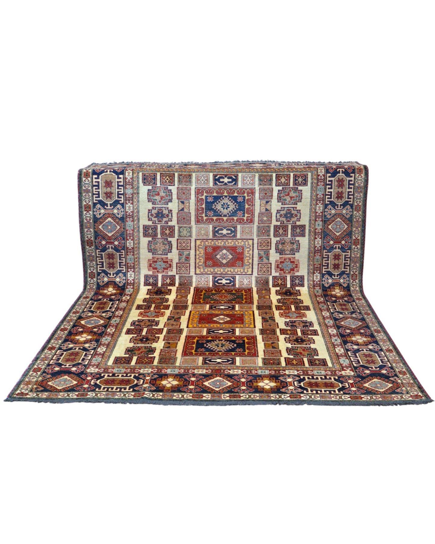 Tappeto Kazak 285x222 cm con fondo chiaro, motivi geometrici multicolore e bordure ricche, tramato ed annodato a mano, provenienza Caucaso.