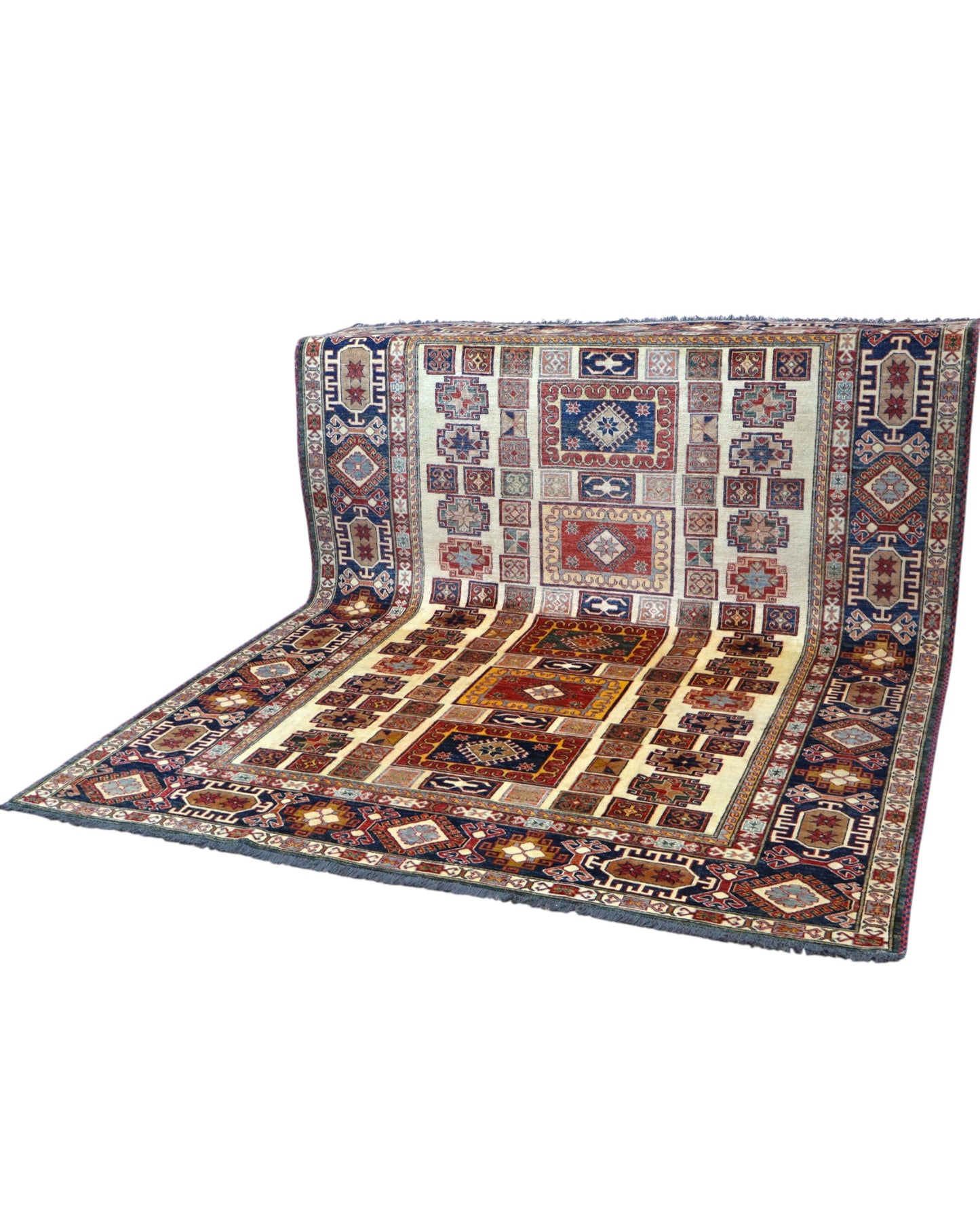 Tappeto Kazak 285x222 cm con fondo chiaro, motivi geometrici multicolore e bordure ricche, tramato ed annodato a mano, provenienza Caucaso.