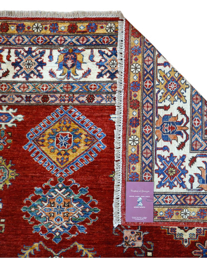 Tappeto Shirvan 300x208 cm con fondo rosso, motivi geometrici blu, gialli e avorio, tramato ed annodato a mano, provenienza Caucaso.